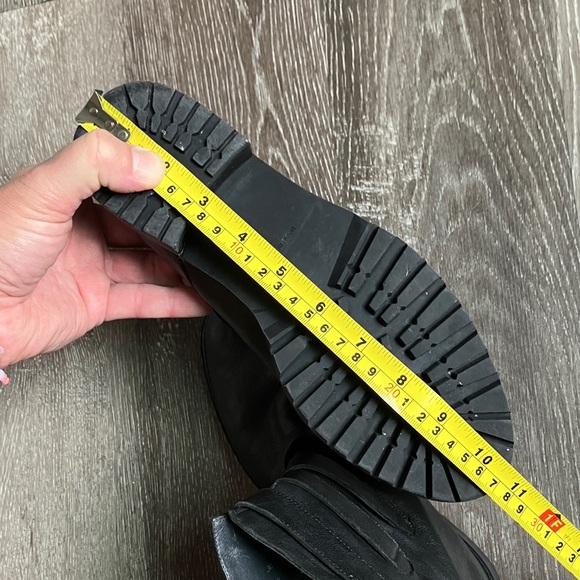 Stuart Weitzman - Picture 16 of 16